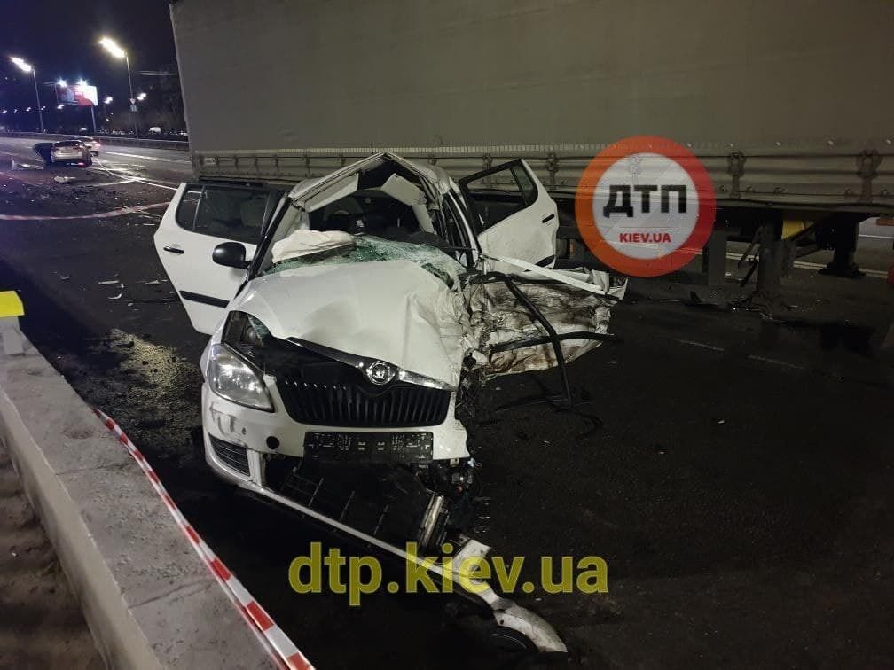 В Киеве легковушка влетела под колеса фуры dqxikeidqxiqqeant