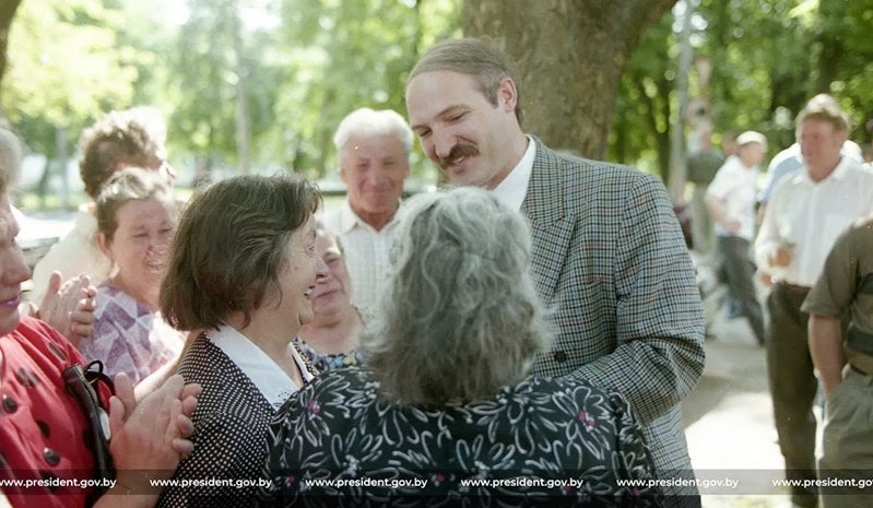 Олександр Лукашенко спілкується з виборцями у день другого туру президентських виборів 1994 року