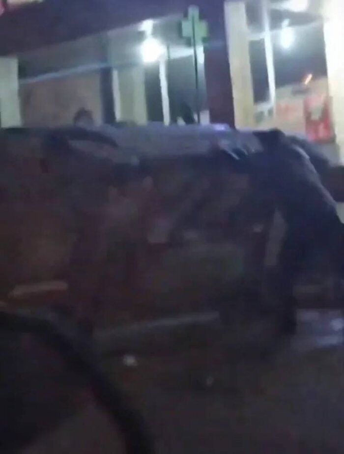 Мужчина переворачивает автомобили