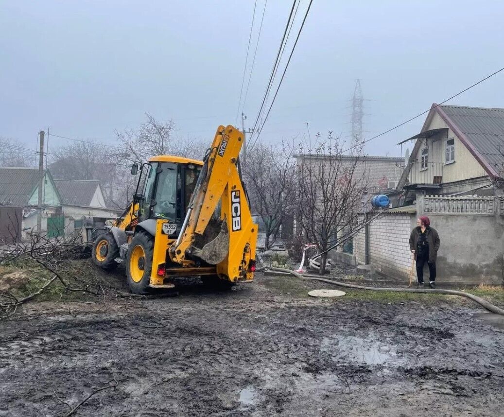 Коммунальщики искали возможность добраться до аварийного участка