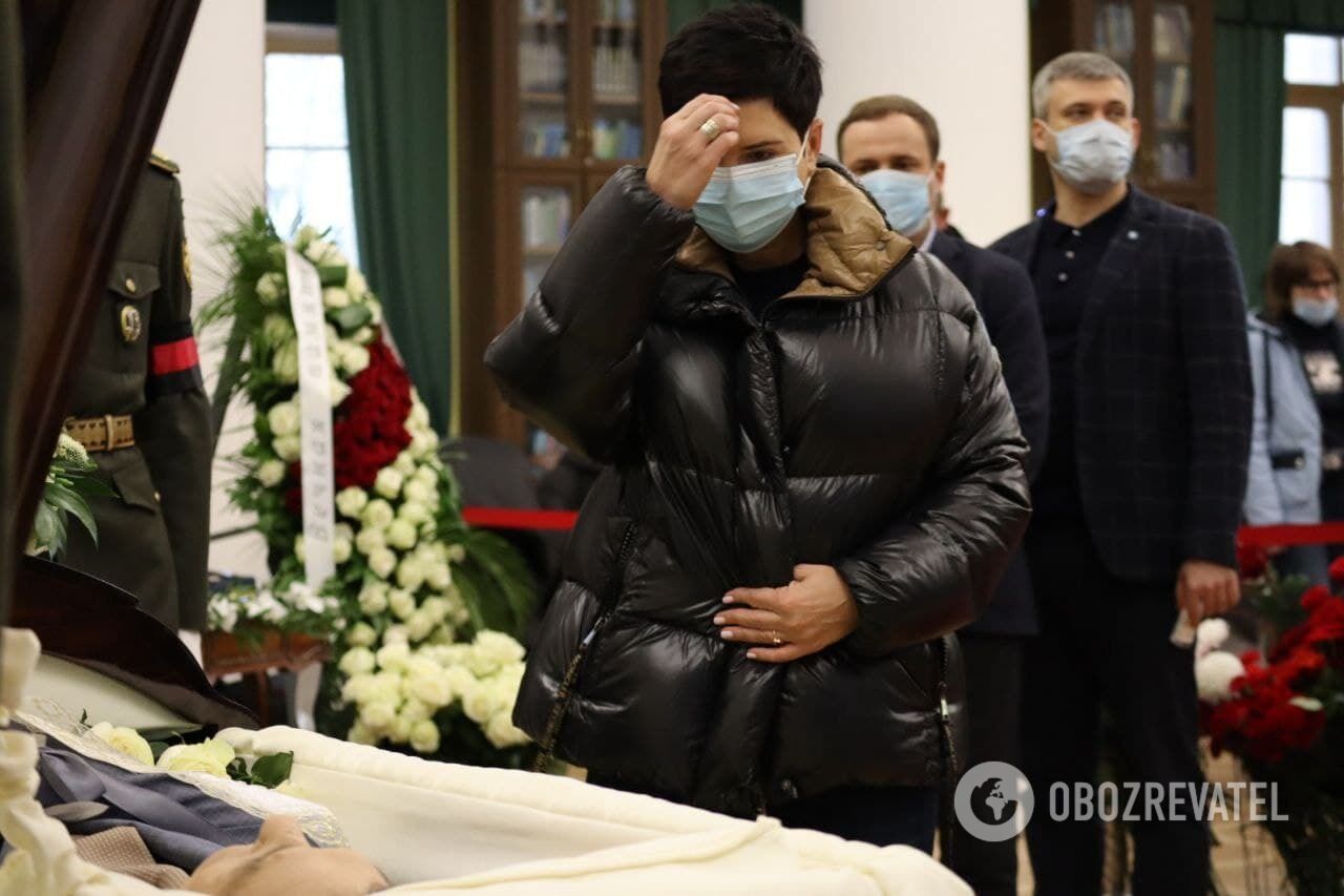 Очередь у гроба Александра Омельченко.