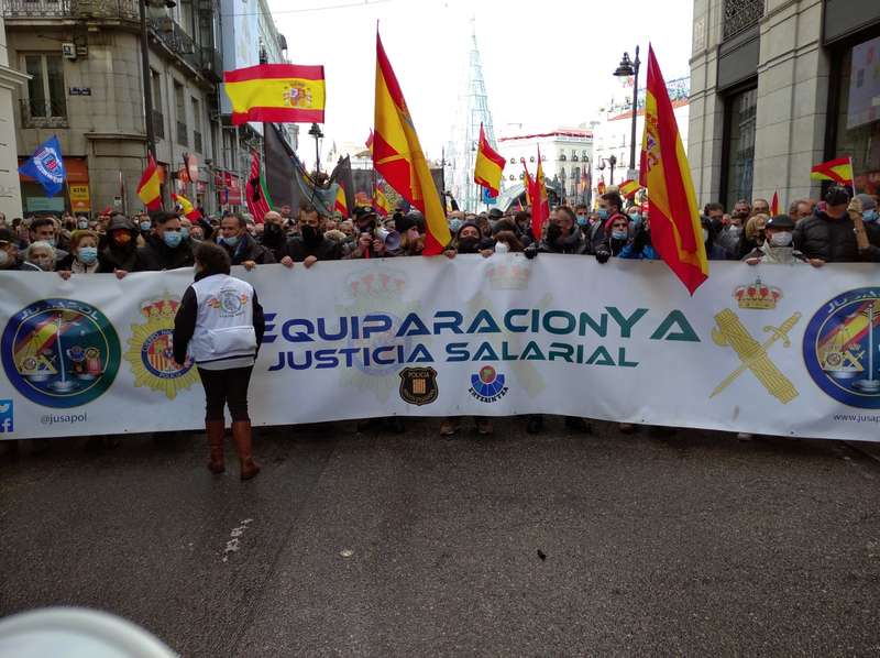 Митингующие против поправок в законе о безопасности. Фото: Twitter/ raquelmorenobar dqxikeidqxiqqeant