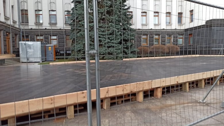 Під Офісом Президента почали встановлювати ковзанку 01 dqxikeidqxiqqeant