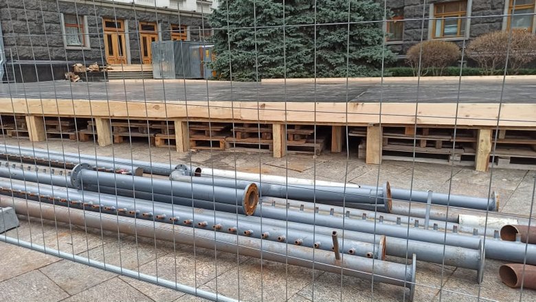 Під Офісом Президента почали встановлювати ковзанку 03