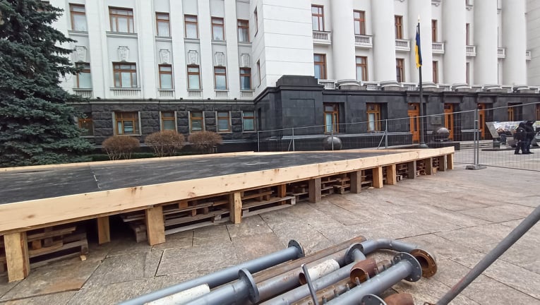 Під Офісом Президента почали встановлювати ковзанку 07