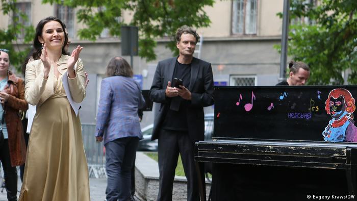 Оксана Лынив и Себастиан Швайкерт на открытии памятника