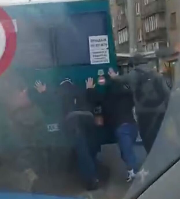 Пассажиры толкали маршрутку до ближайшей остановки.
