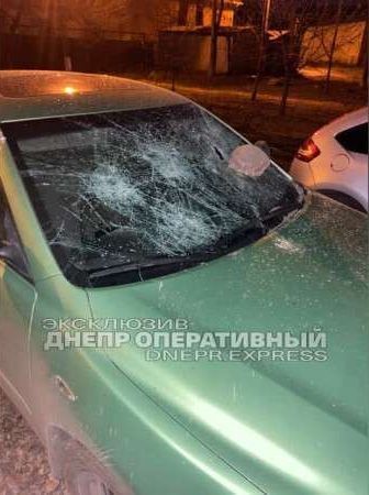 Также он разбил камнем лобовое стекло