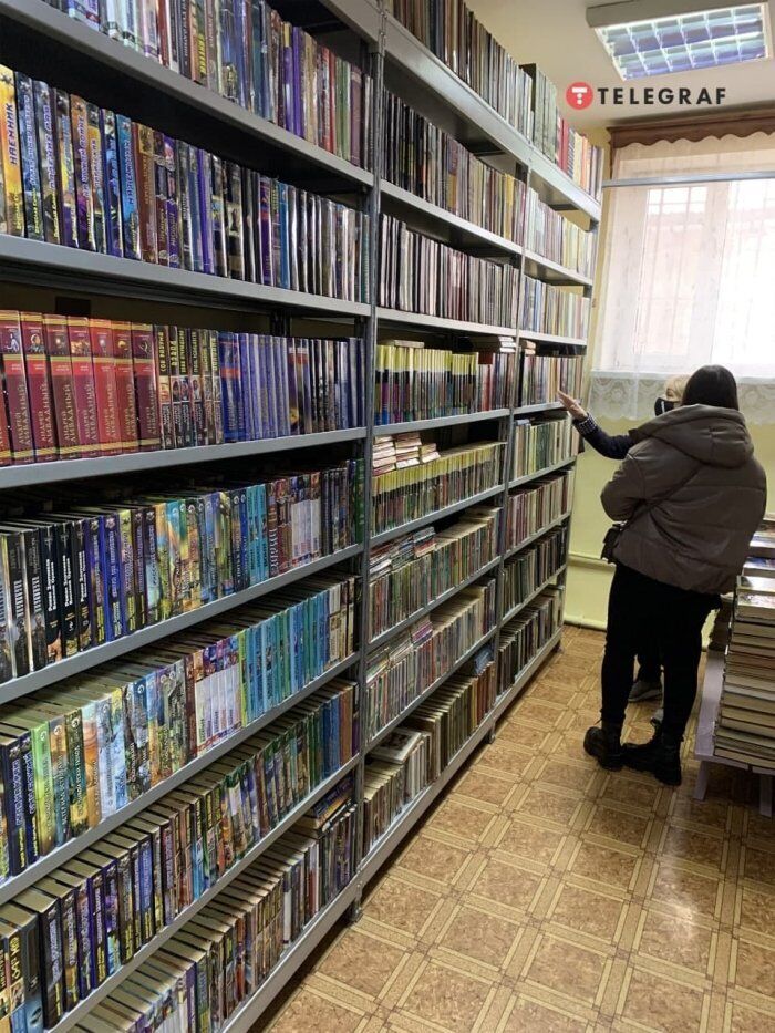 Стеллажи с книгами .