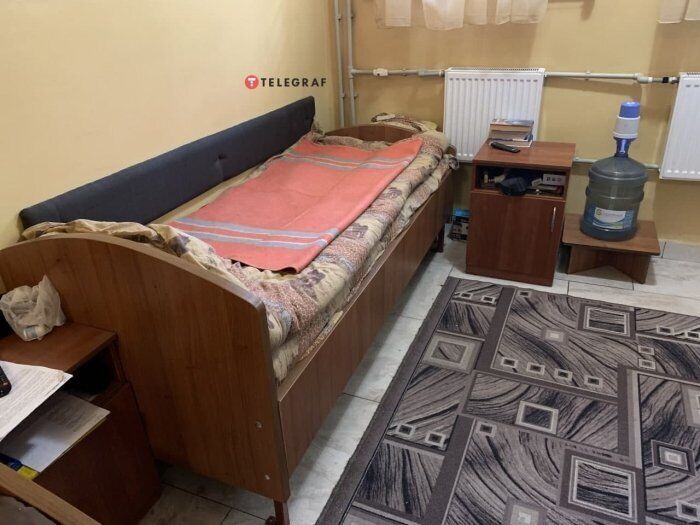 Кровать в платной камере.