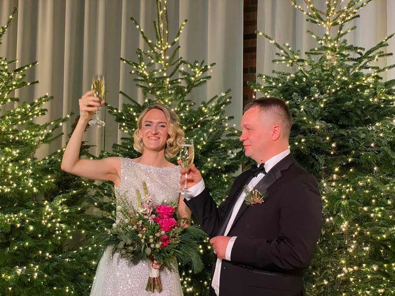 Молодожены с бокалами