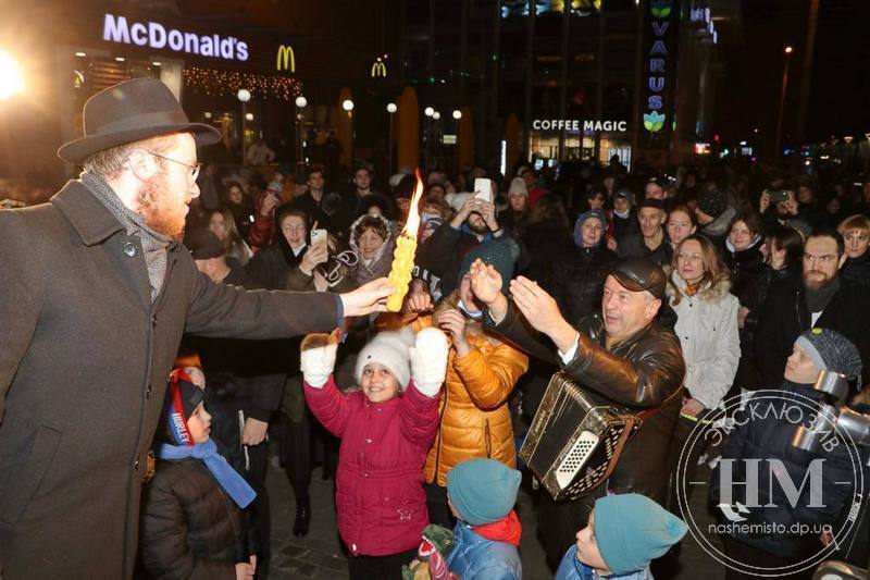 В Днепре зажгли седьмую ханукальную свечу.