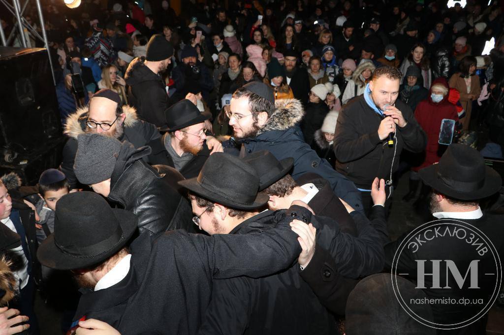 Люди пели и танцевали.