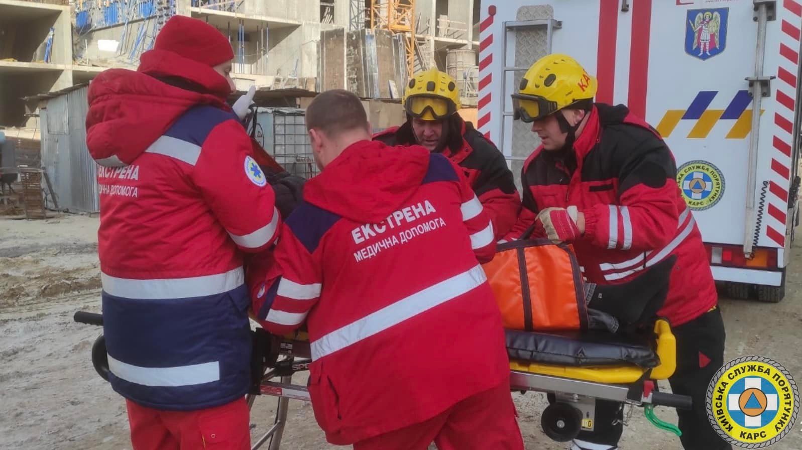 В центре Киева машинисту крана стало плохо на высоте 10 этажа - фото 1 dqxikeidqxitkant