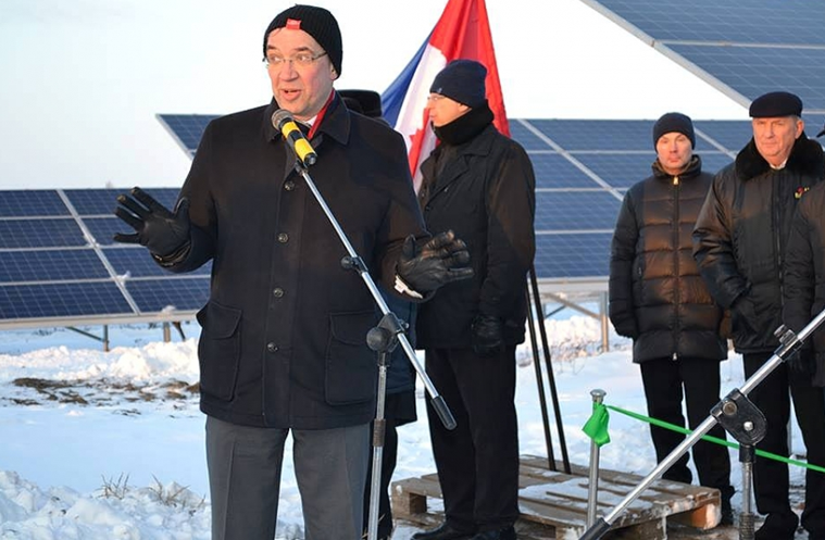 Посол Канади в Україні Роман Ващук на відкритті сонячної електростанції в Нікополі, яку відзначив президент Зеленський (фото: nikopol-online.info)