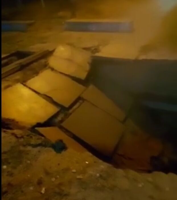 Часть пешеходной дороги ушла под землю. dqxikeidqxiqqeant