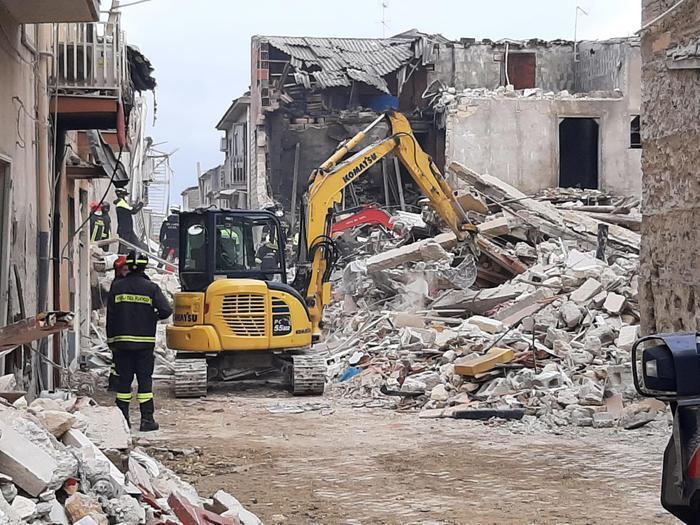 Спасатели продолжают разбирать завалы на месте взрыва dqxikeidqxitkant