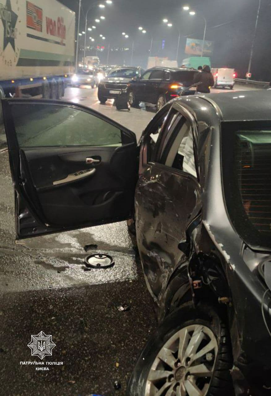 В Киеве произошло крупное ДТП. Движение на Столичном шоссе ограничено dqxikeidqxitkant