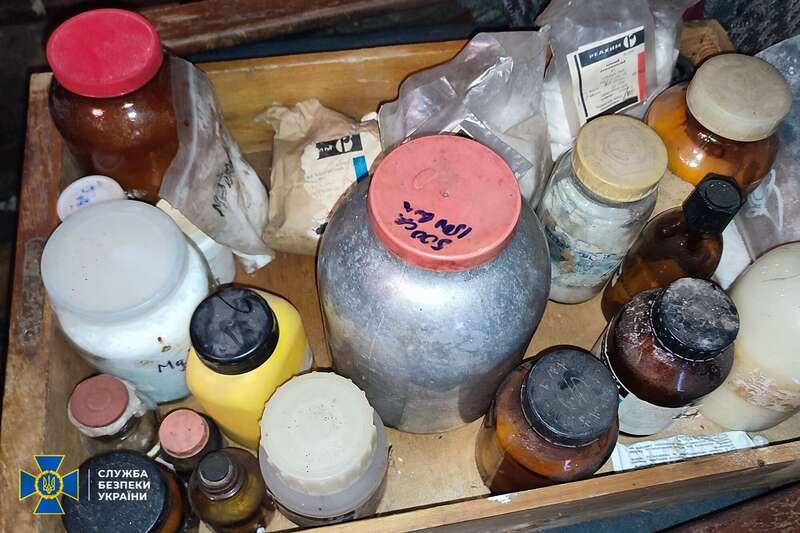 Мужчина наладил работу цеха по производству оружия и взрывчатки.