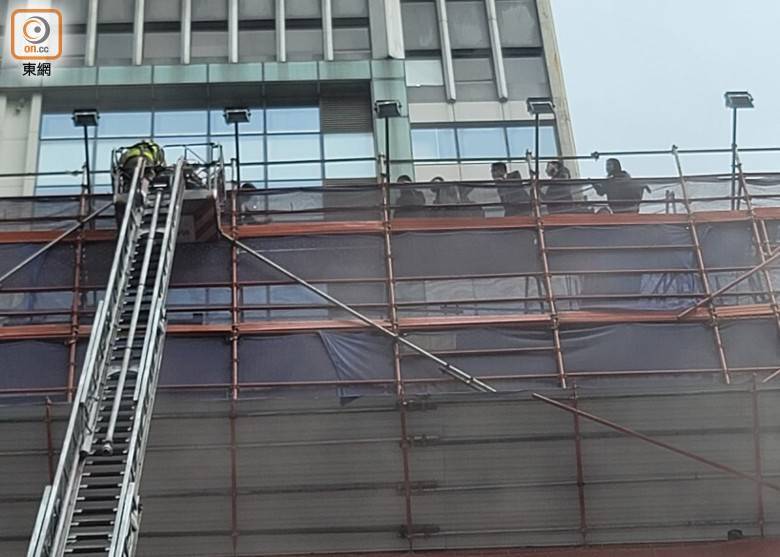 Десятки человек оказались заблокированы в здании dqxikeidqxitkant