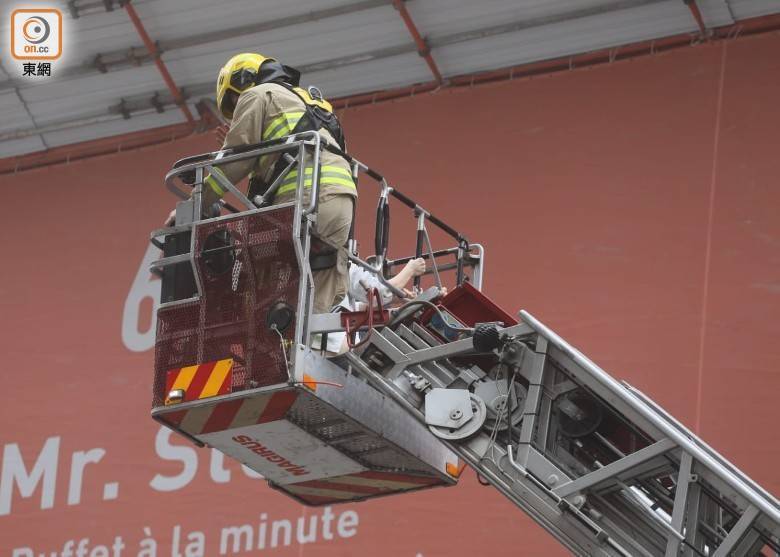 Более 100 человек удалось эвакуировать с пятого этажа