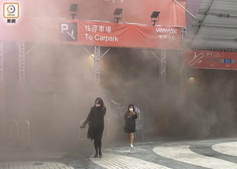 Несколько десятков покупателей и посетителей ресторанов все еще находятся в здании