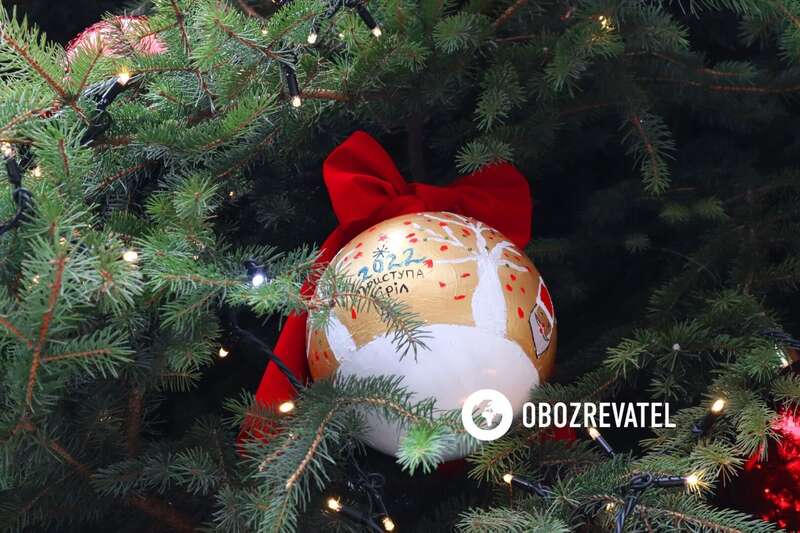 Игрушка на новогоднем дереве.