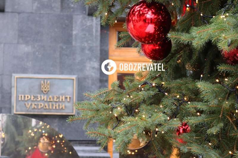 Елку установили возле входа в Офис президента.