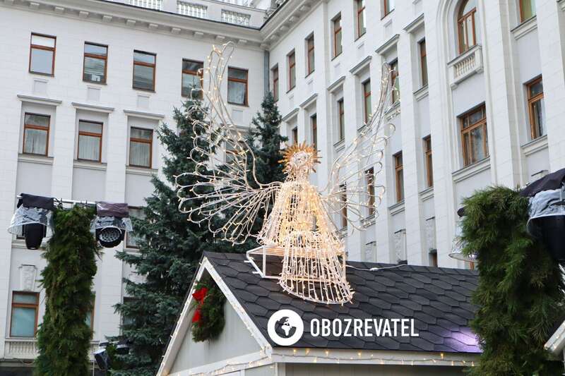 На площади поставили домики и скульптуры.