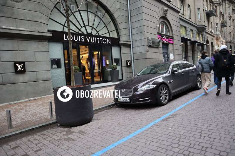 На улице находятся самые дороги магазины в столице.