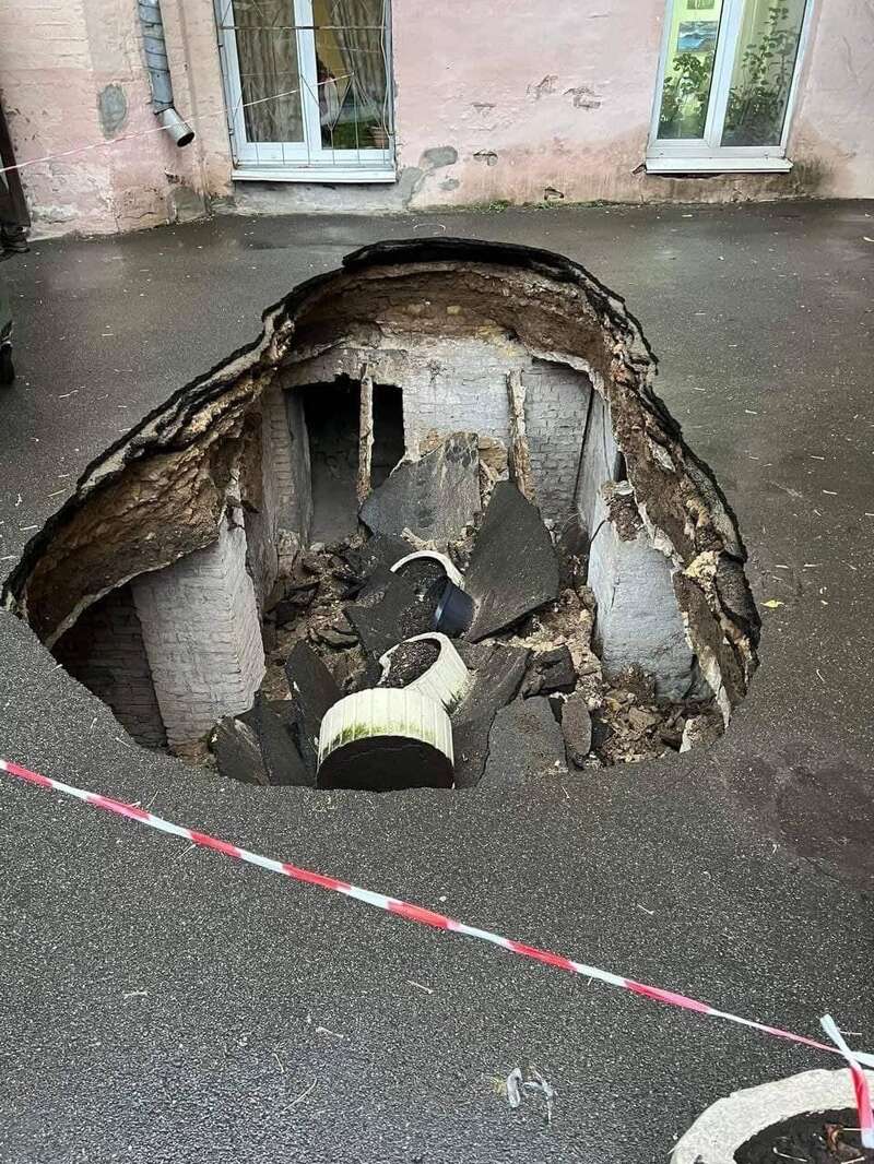 Во дворе исторического здания образовался провал. dqxikeidqxitkant