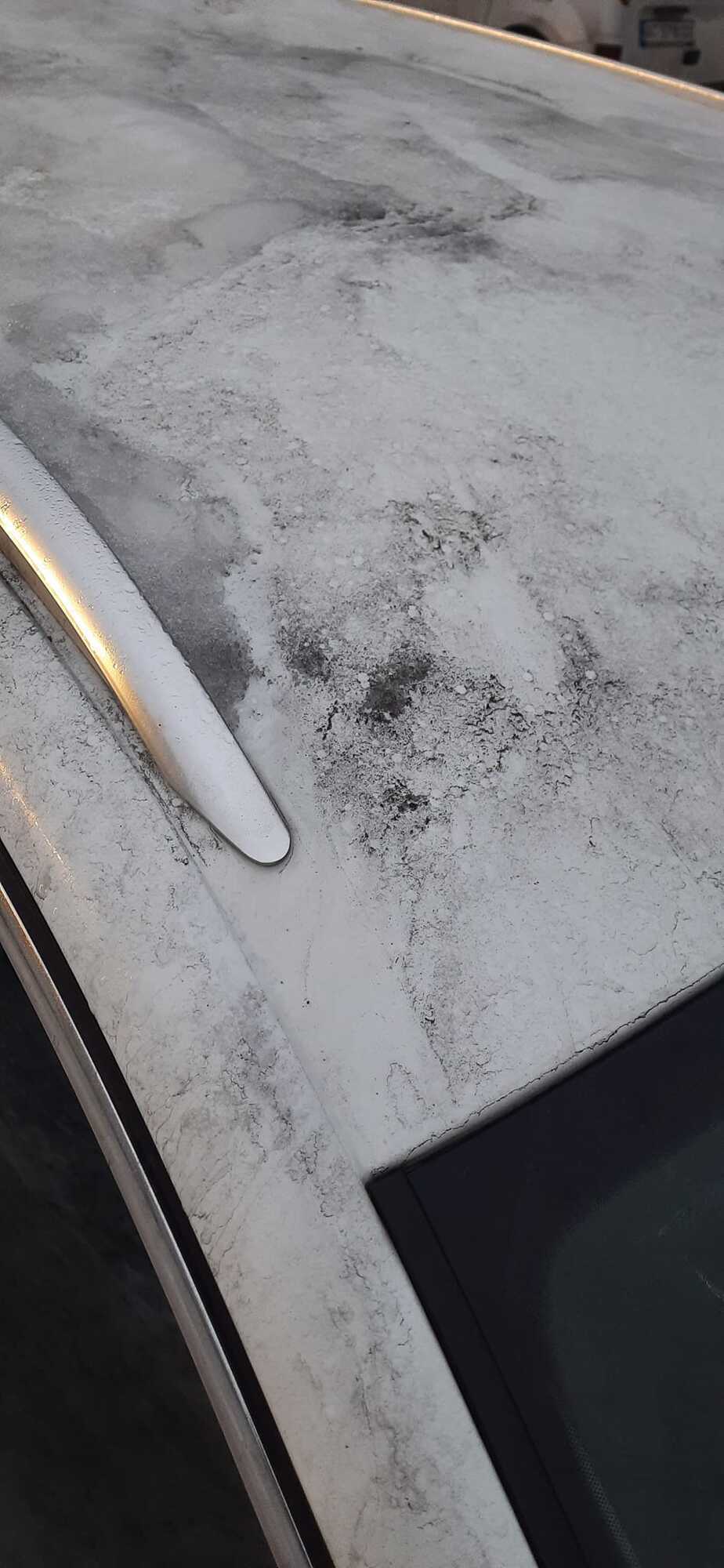 Поверхность снега покрыта темным и плотным веществом.