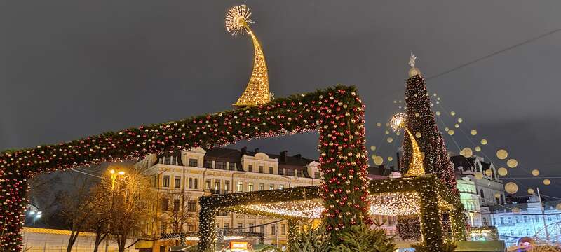 В Киеве зажгли главную елку страны. Фото: Страна dqxikeidqxitkant