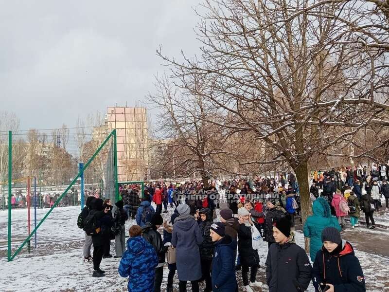 Неизвестный сообщил о заминировании школы