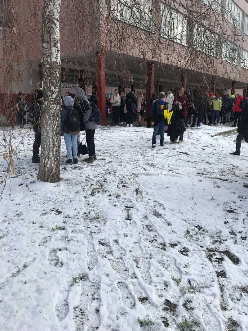 Территорию школы сразу оцепили