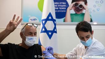 Участник кампании по ревакцинации населения от коронавируса в Израиле Участник кампании по ревакцинации населения от коронавируса в Израиле