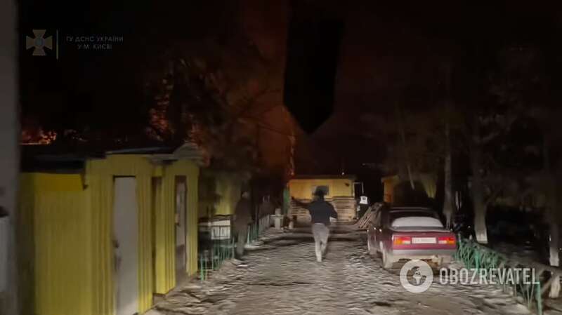 Человек бежит к месту чрезвычайного происшествия dqxikeidqxiqxxant