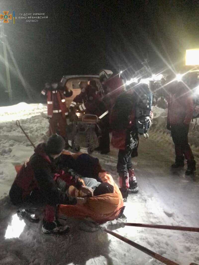 Разыскали и эвакуировали: в Карпатах спасли травмированную туристку dqxikeidqxitkant