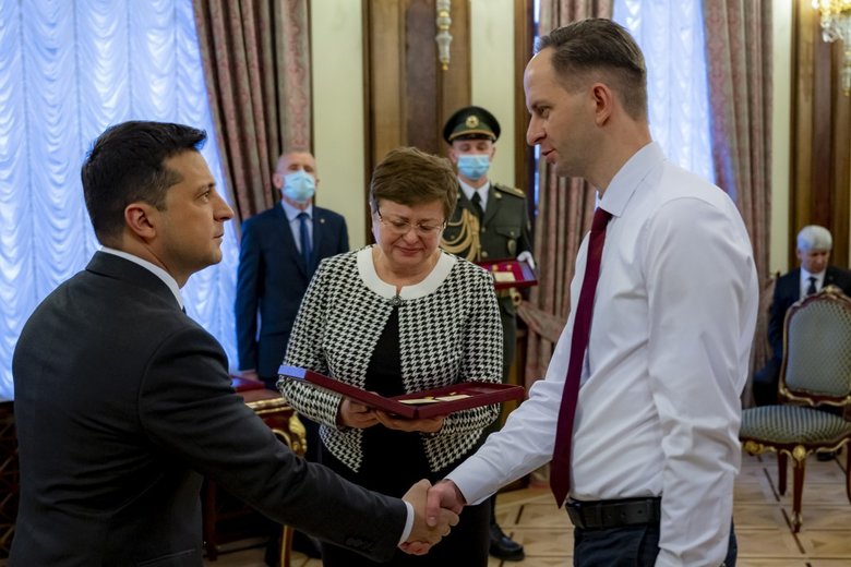 Зеленский встретился с семьями четырех военных, которым посмертно присвоено звание Героя Украины 03 Зеленский встретился с семьями четырех военных, которым посмертно присвоено звание Героя Украины 03