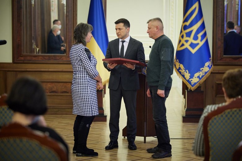 Зеленский встретился с семьями четырех военных, которым посмертно присвоено звание Героя Украины 05 Зеленский встретился с семьями четырех военных, которым посмертно присвоено звание Героя Украины 05