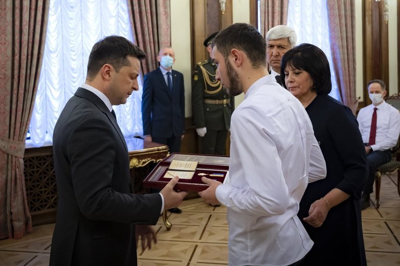 Зеленский встретился с семьями четырех военных, которым посмертно присвоено звание Героя Украины 06 Зеленский встретился с семьями четырех военных, которым посмертно присвоено звание Героя Украины 06