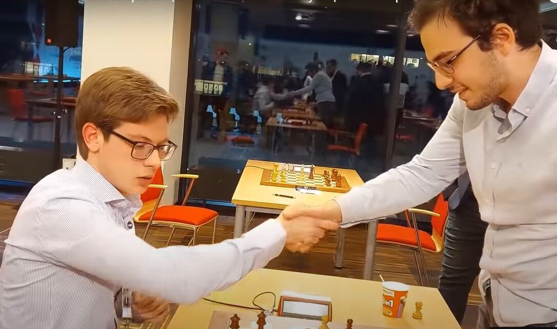 Гроссмейстеры пожали друг другу руки.