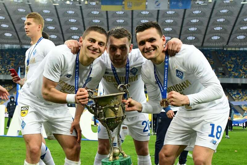 Виталий Миколенко (слева) с трофеем.