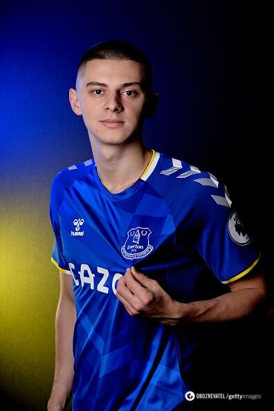 Виталий Миколенко в футболке "Эвертоне".