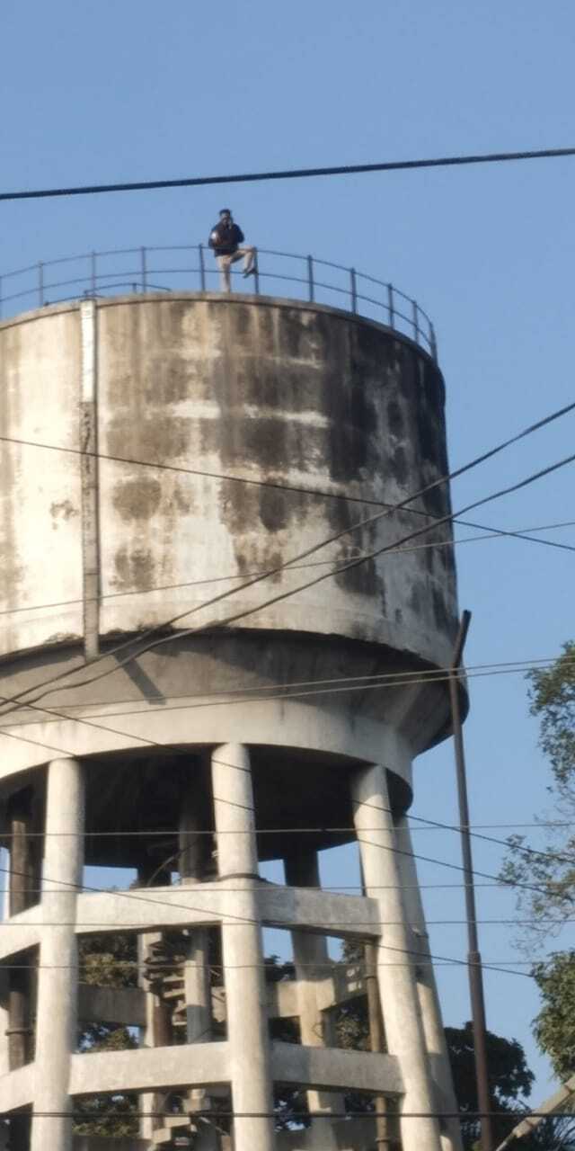 Учителя уговаривали спуститься почти три часа