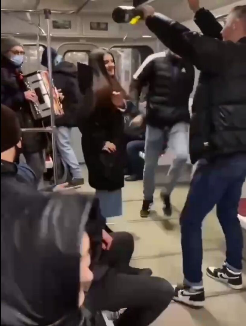 Молодежь устроила вечеринку в вагоне метро. dqxikeidqxitkant