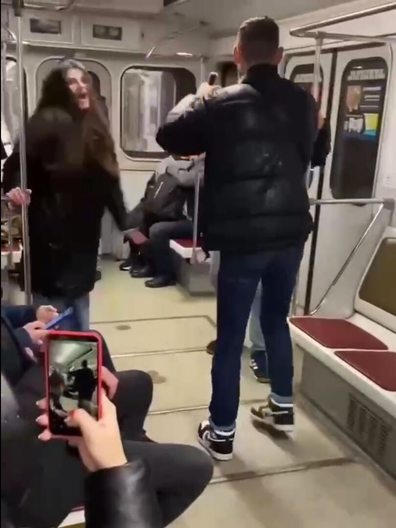 Пассажиры снимали танцы на свои телефоны.