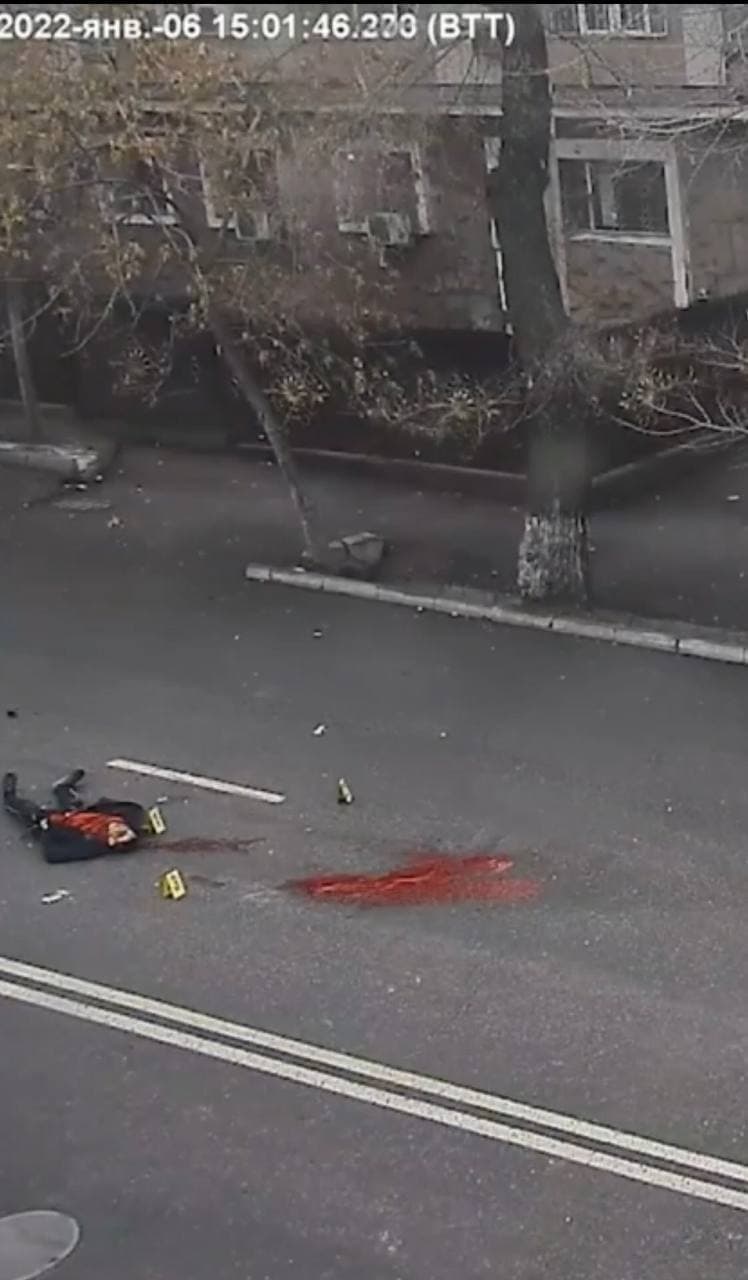 Труп застреленного демонстранта лежит посреди улицы в Алматы 01 dqxikeidqxiqqeant