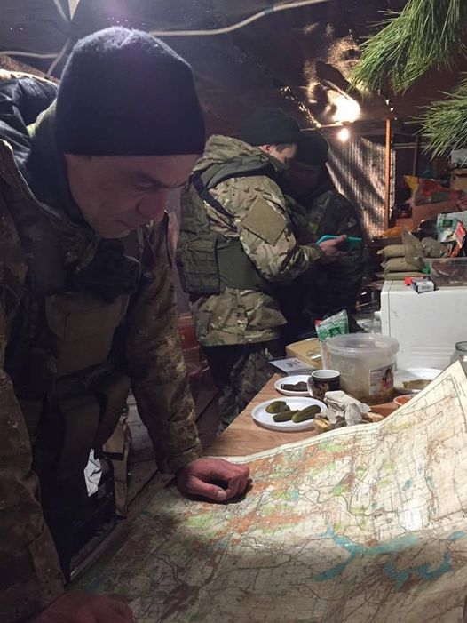 Возможно, это изображение (2 человека, карта и на открытом воздухе) dqxikeidqxitkant