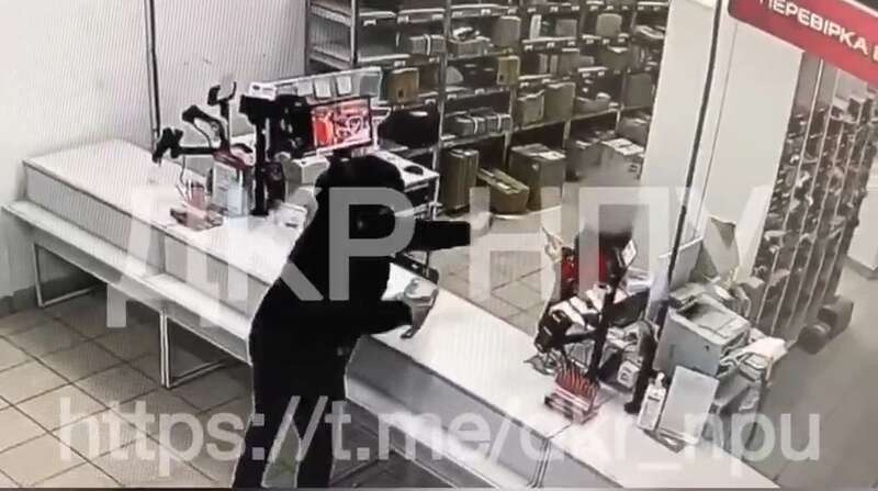 Молодой человек зашел в отделение и брызнул в лицо девушки-оператора баллончиком dqxikeidqxitkant